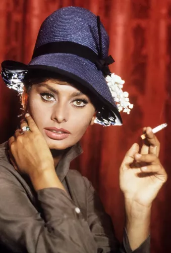 MondiLab Sophia Loren smoking a cigarette 120x180 cm (106966)